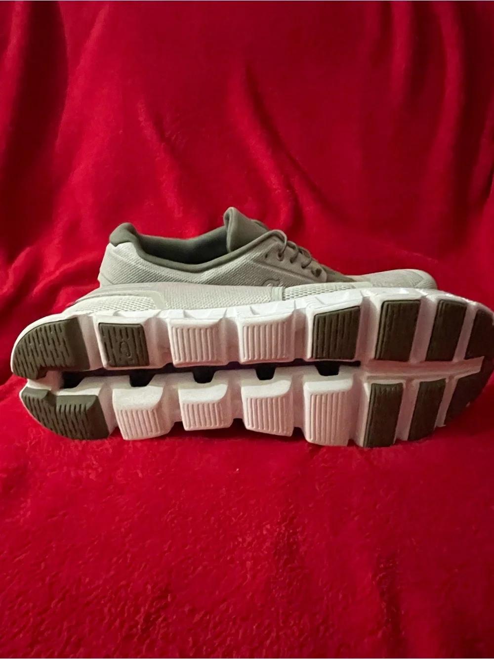 On Running Cloud Men's Athletic Shoes in Light chalk and White size13